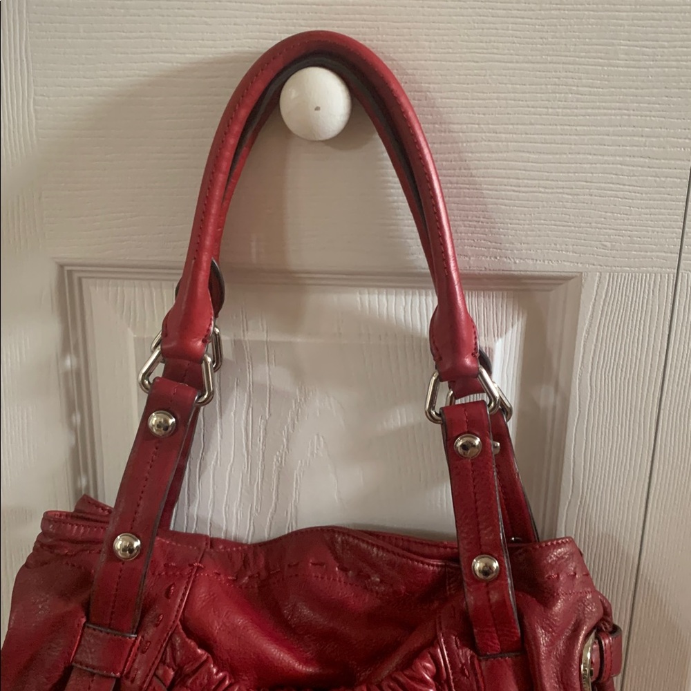 B Makowsky Elegant Burgundy Leather Handbag with Dustbag - Picture 3 of 16